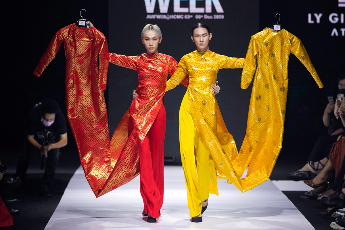 Van hoa Dong - Tay trong trang phuc cua nha thiet ke Ly Giam Tien hinh anh