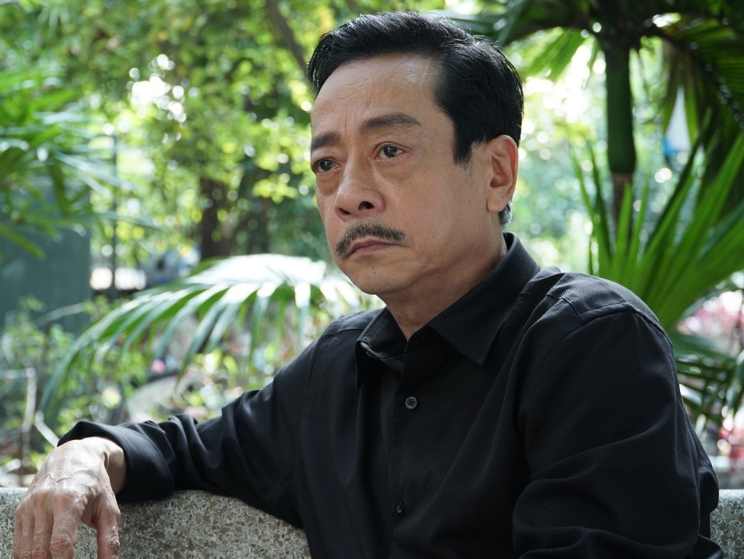 NSND Hoang Dung hoa than cha hien trong 'Tro ve giua yeu thuong' hinh anh