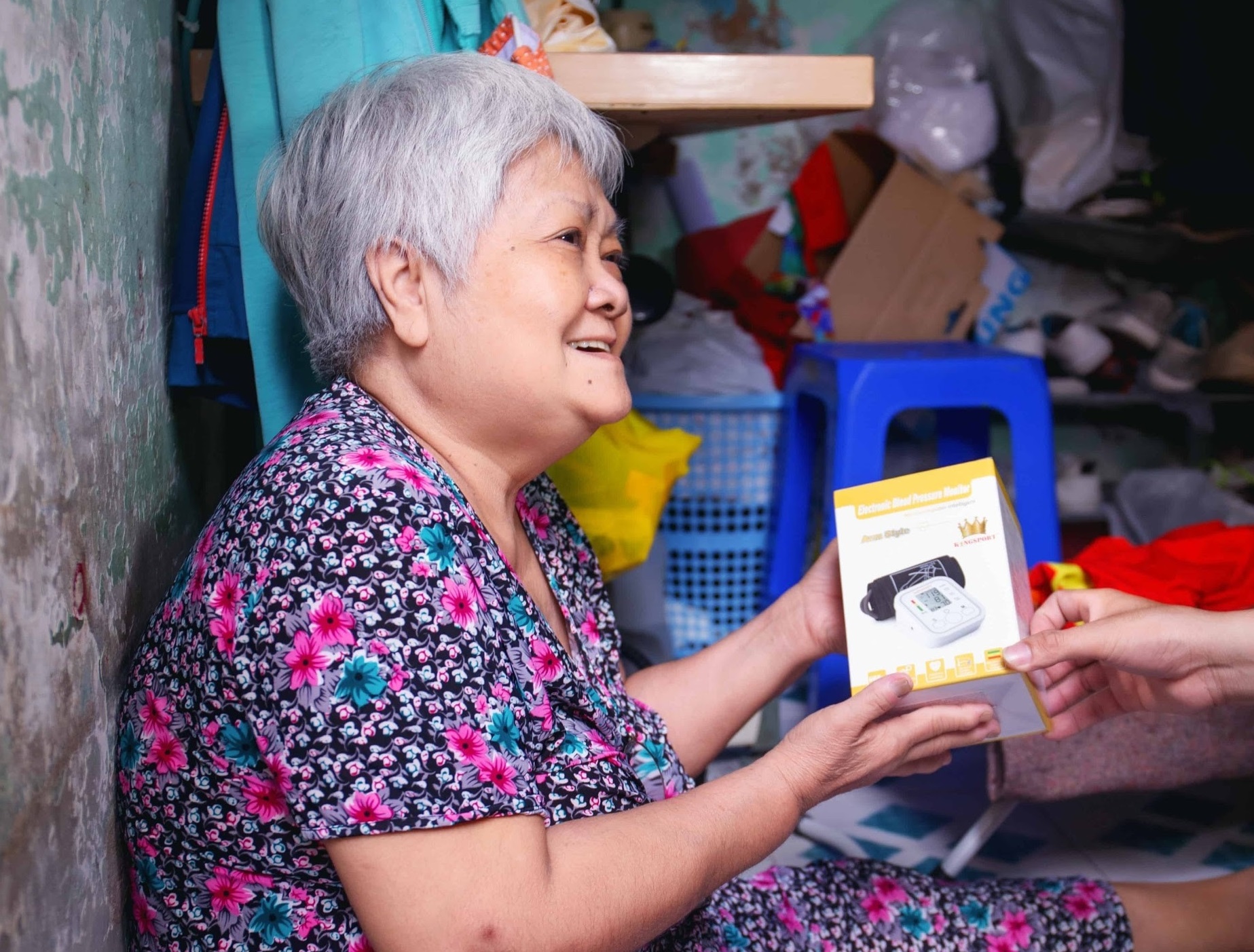 Hanh trinh trao may do huyet ap cho nguoi cao tuoi cua Kingsport hinh anh