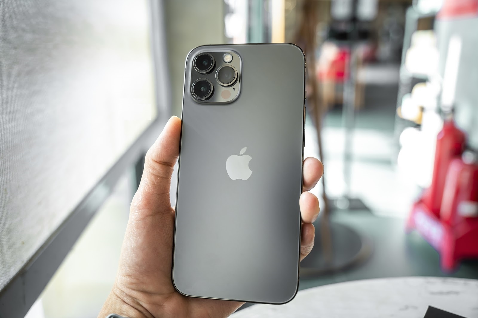 Gia iPhone 12, 12 Pro Max thay doi the nao sau hon nua thang ra mat? hinh anh