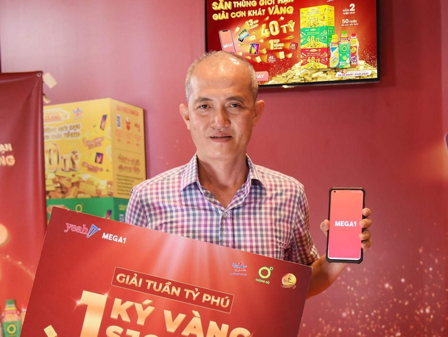 Mua 50 thung nuoc giai khat, khach hang TP.HCM trung 1 kg vang hinh anh