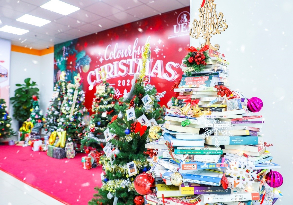 Goc check-in Giang sinh y nghia cua sinh vien UEF hinh anh