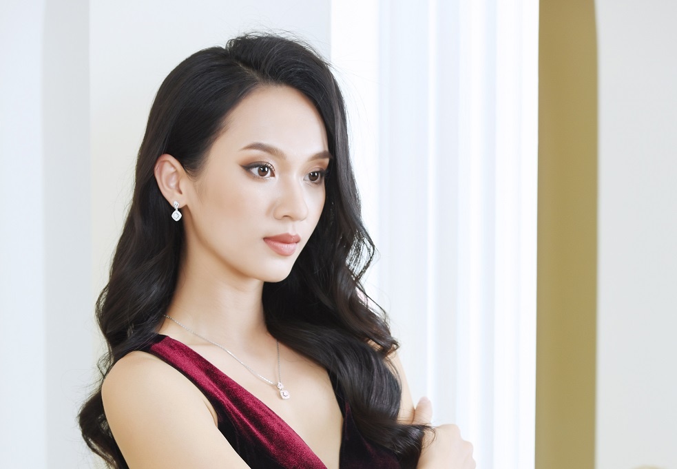 Tro thanh tam diem cuoc gap go voi trang suc kim cuong hinh anh