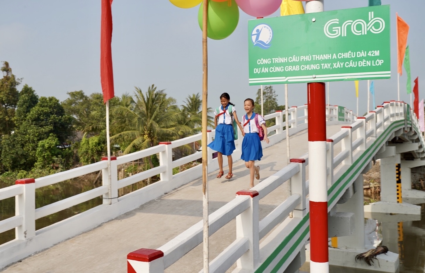 Grab chung tay xay cau cho 2.700 tre den lop an toan hinh anh