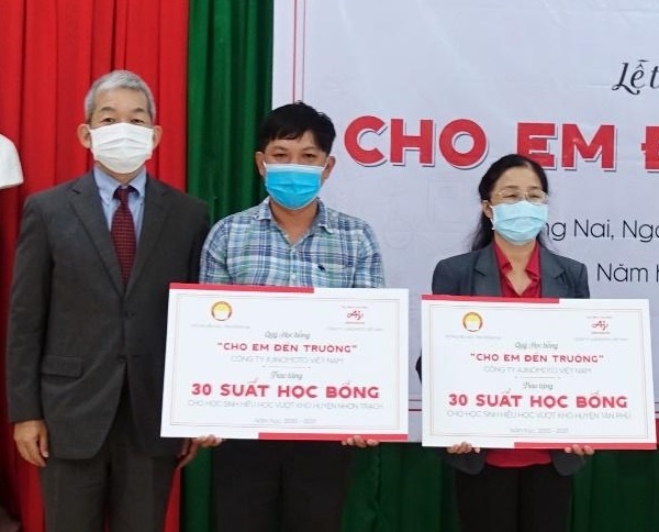 Ajinomoto dong vien tinh than hieu hoc cua tre em Dong Nai hinh anh