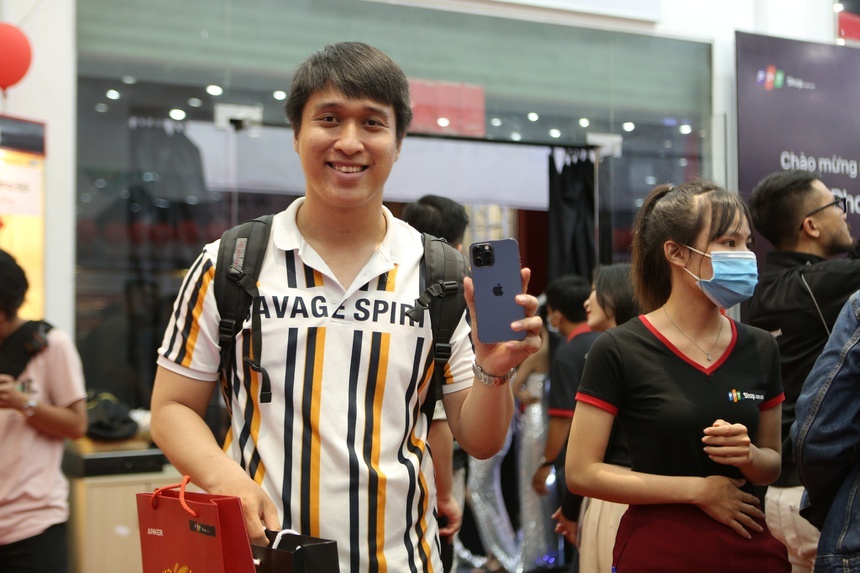 Khong cu sac, tai nghe, iPhone 12 van hut hang o Viet Nam hinh anh