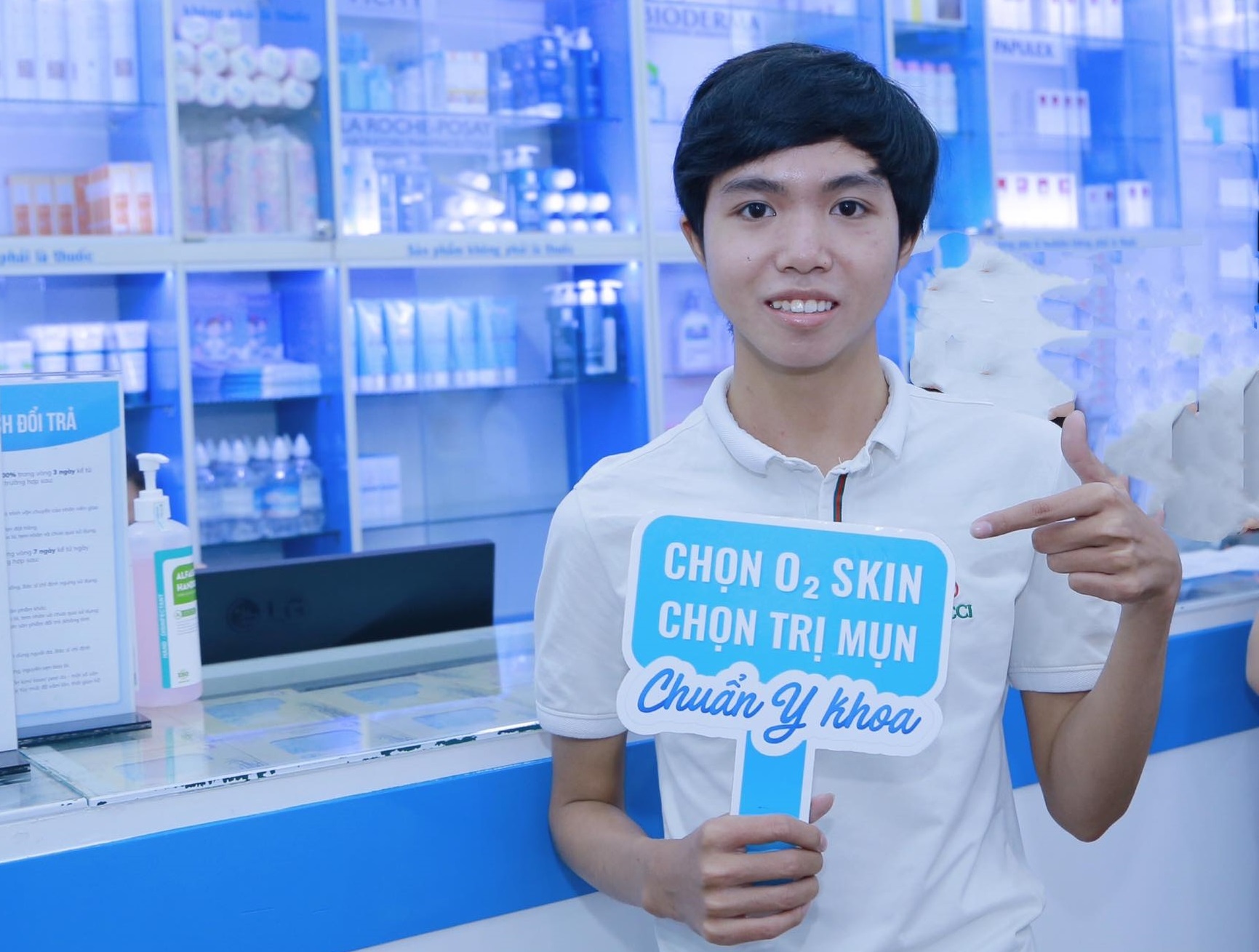 Nam sinh lay lai tu tin sau dieu tri mun bang phac do ca nhan hoa hinh anh