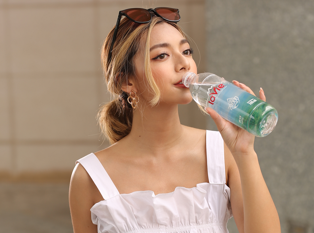 Vi sao khong nen goi nuoc uong dong chai la nuoc suoi? hinh anh