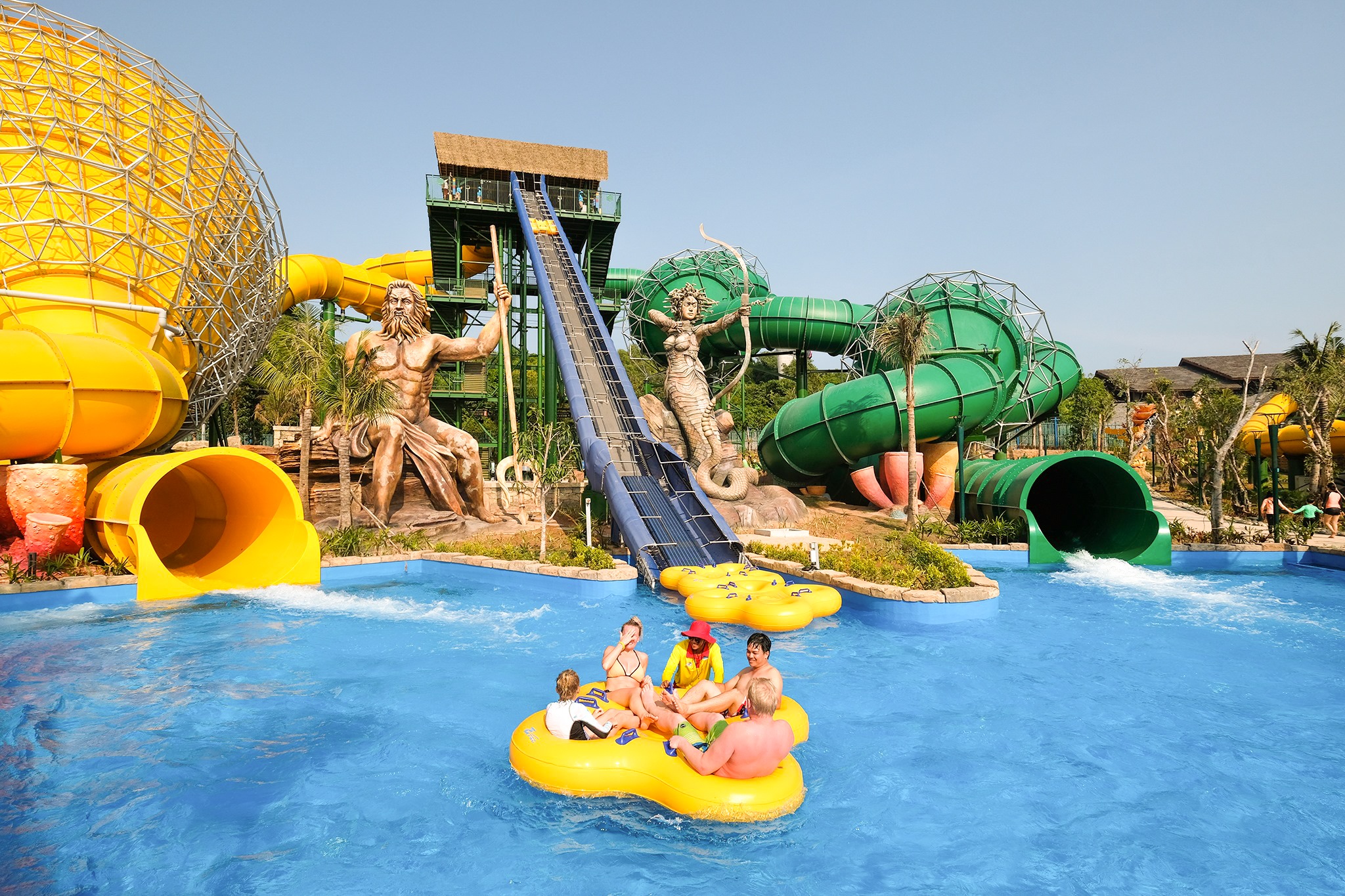 Kham pha cong vien nuoc Aquatopia tai dao ngoc Phu Quoc hinh anh