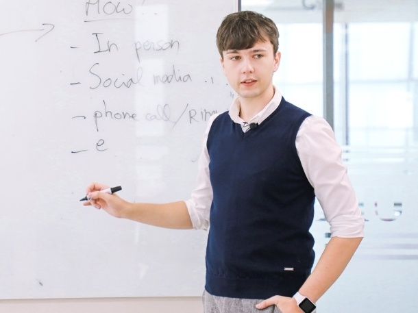 Thay giao ngoai quoc duoc nhieu sinh vien UEF yeu quy hinh anh