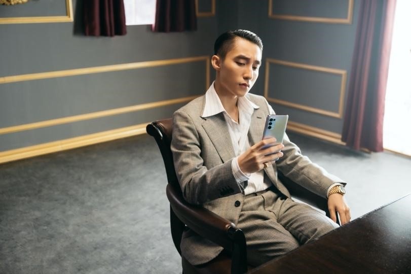 Son Tung M-TP su dung Oppo Reno5 trong MV moi hinh anh