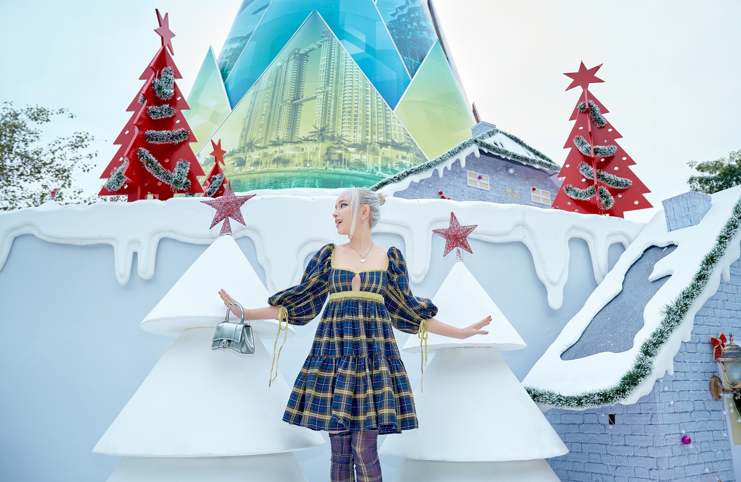 Chau Bui, gia dinh Hong Dang tao dang ben cay mang Noel doc dao hinh anh