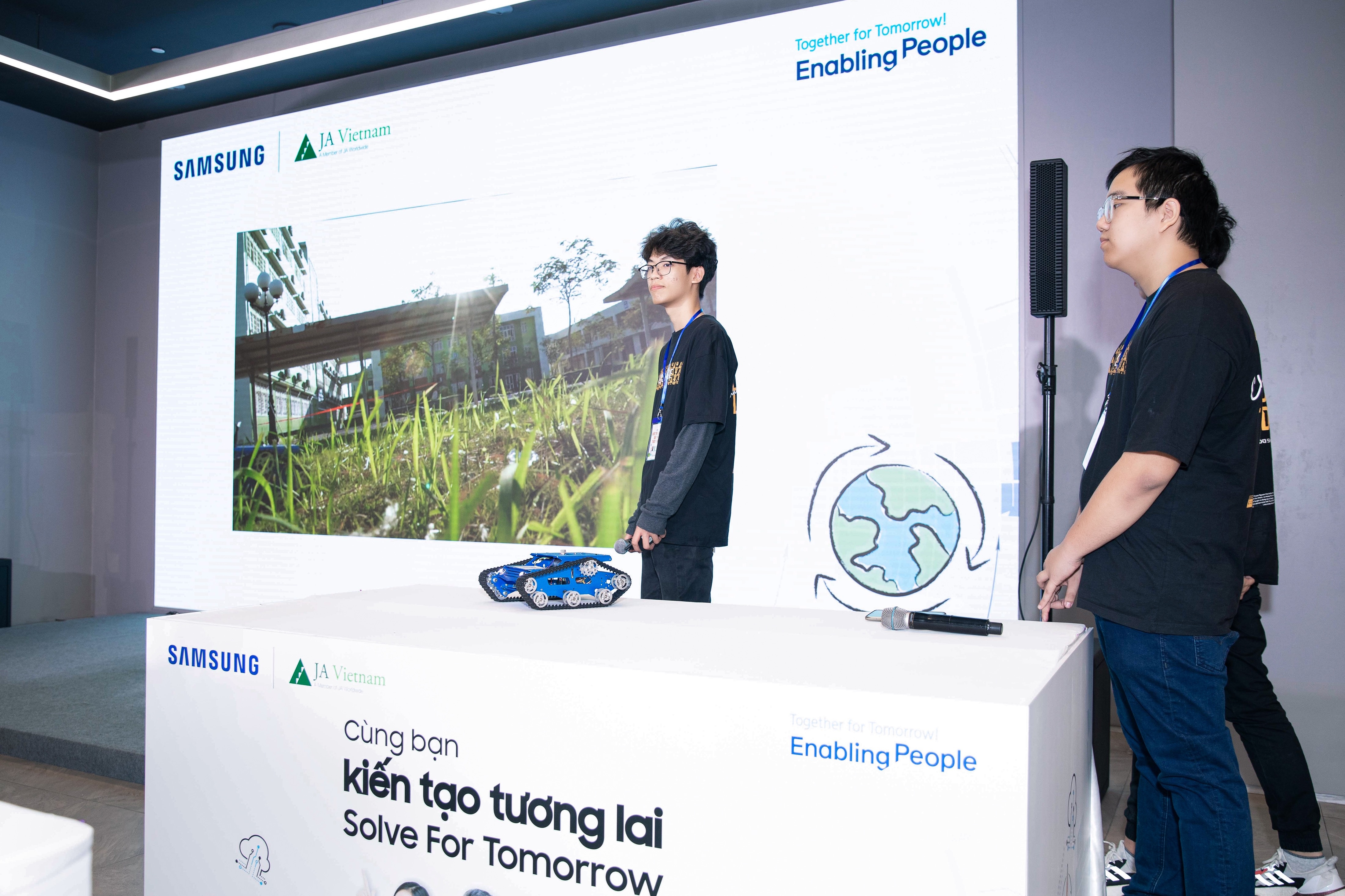 Samsung dong hanh nguoi tre,  hoc sinh ung dung cong nghe giai quyet van de,  robot tham do thang SFT 2020 anh 2