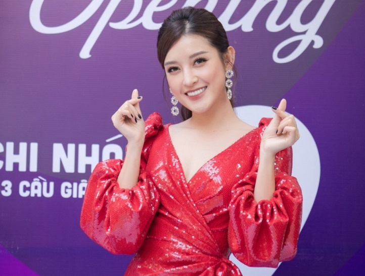 A hau Huyen My rang ro du khai truong Nuty Cosmetics tai Ha Noi hinh anh