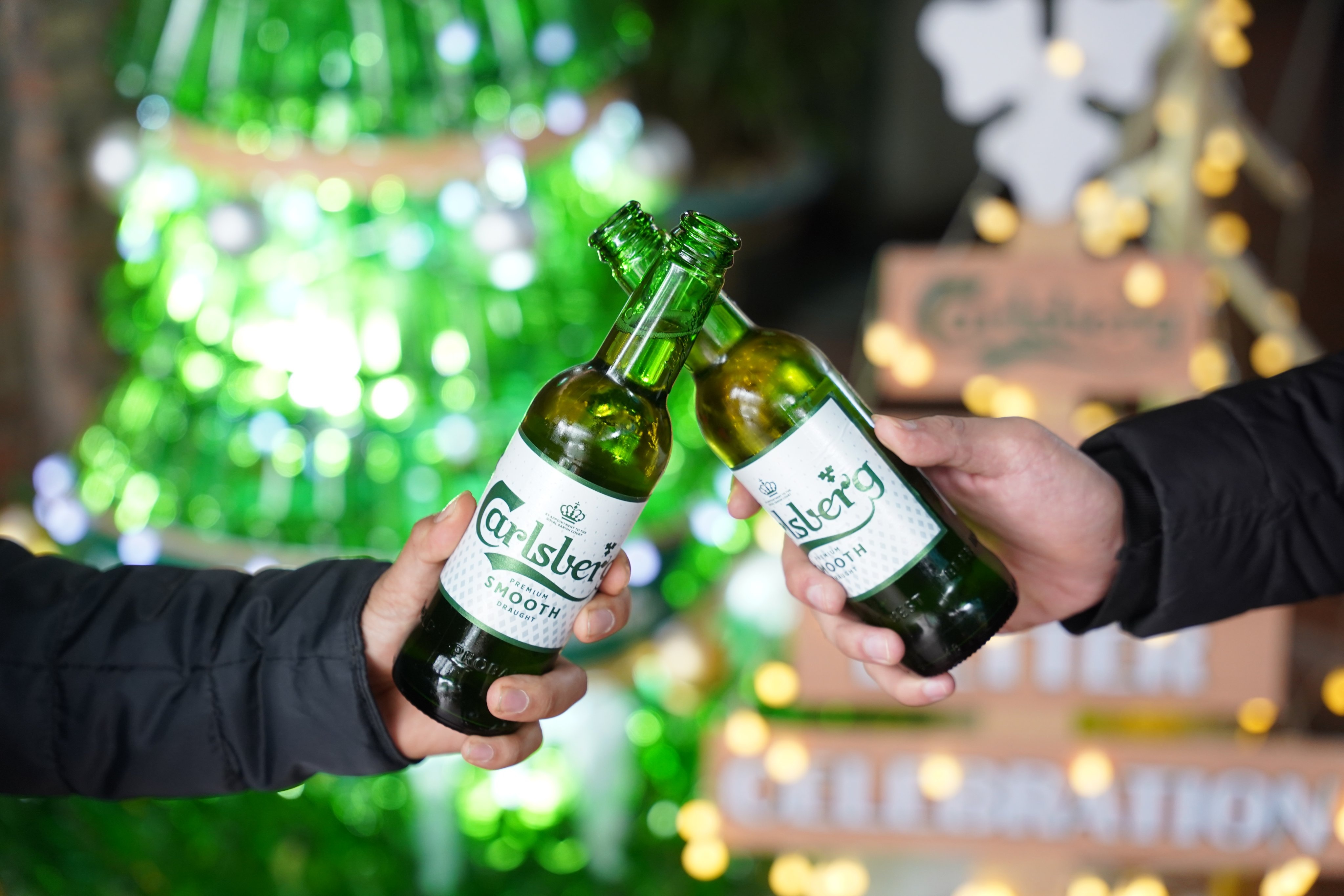 Mua le hoi ron rang cam xuc hinh anh