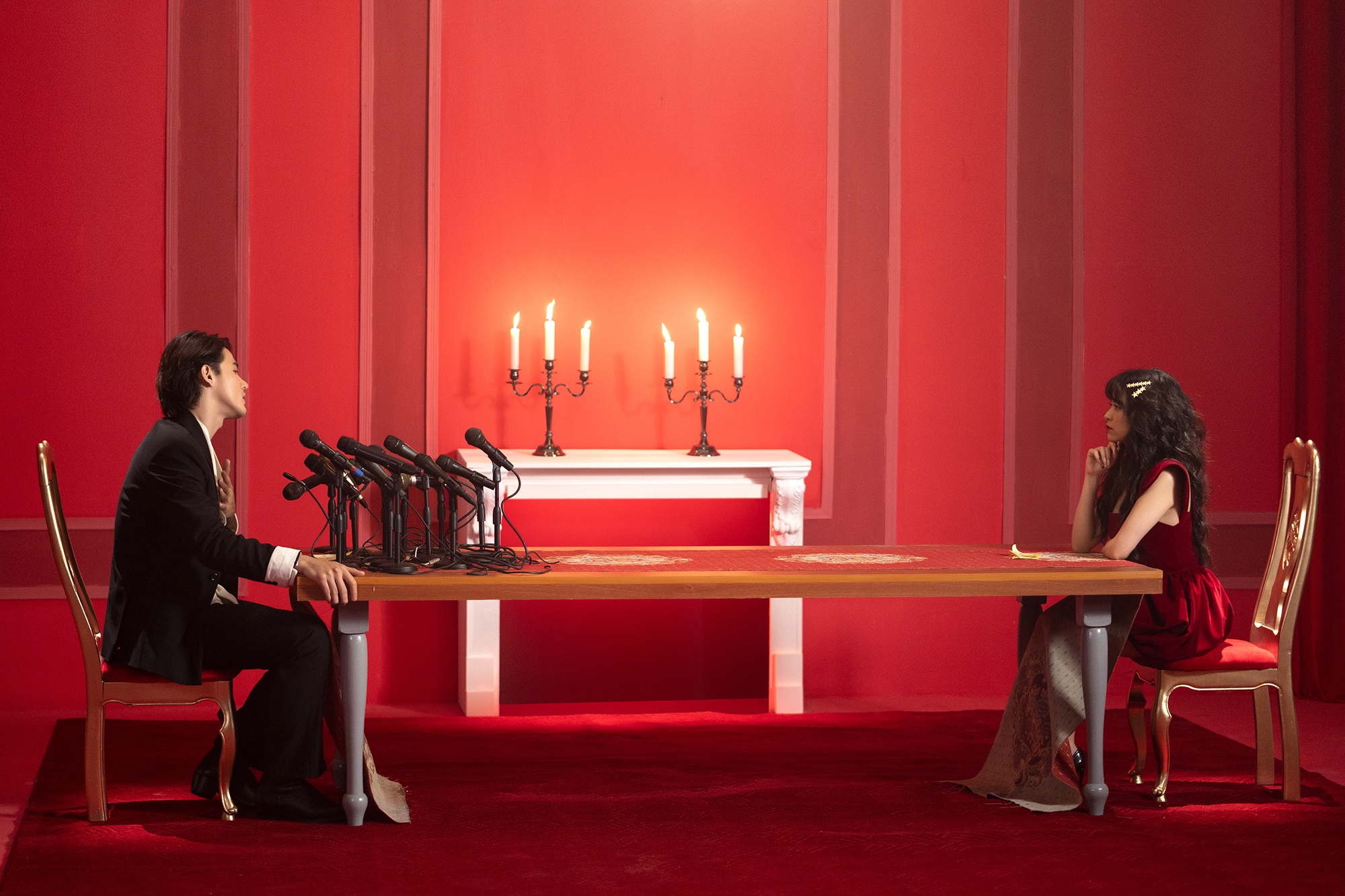 Hoang Thuy Linh,  Khi tinh yeu du lon anh 1