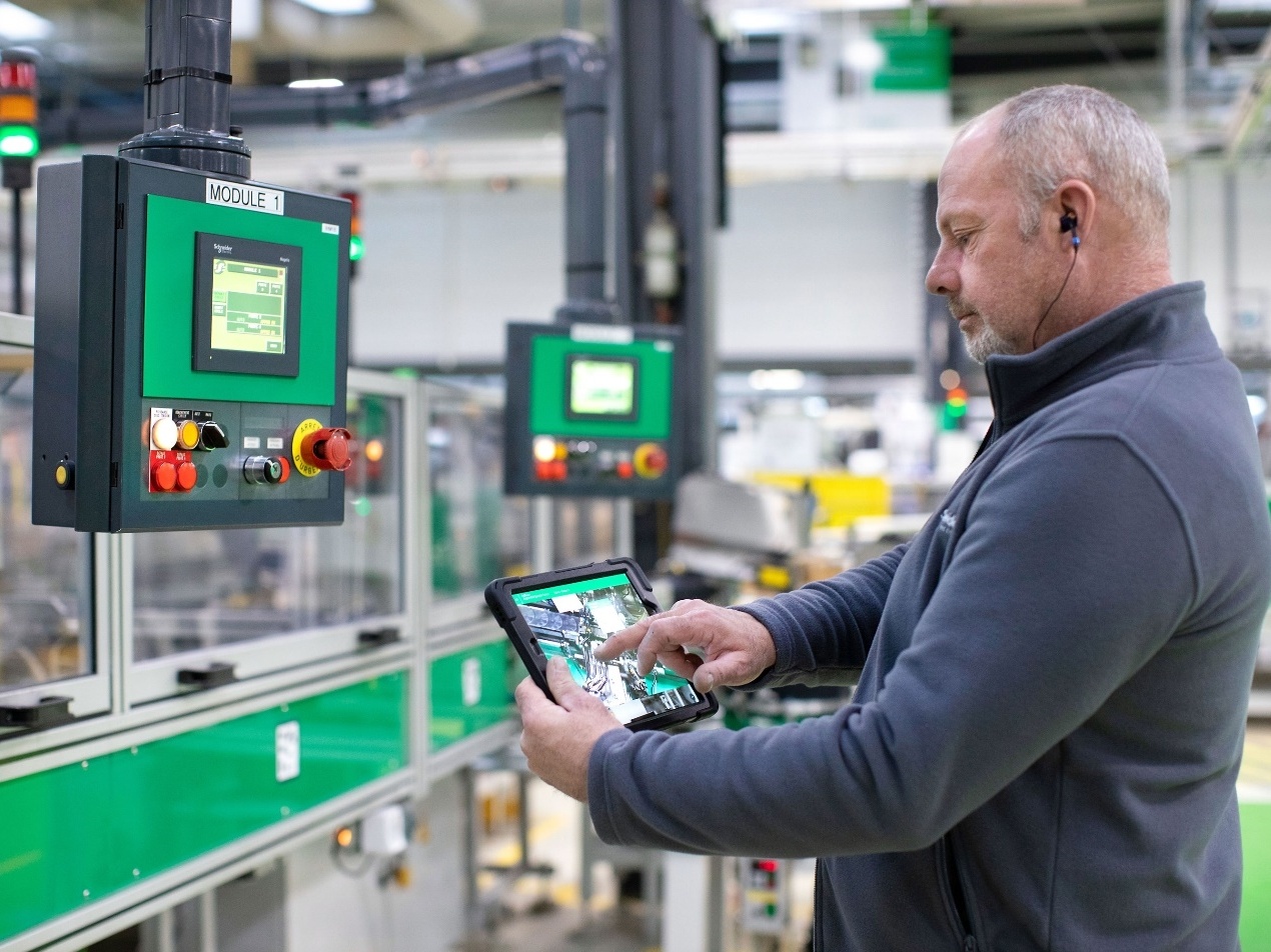 Doanh nghiep san xuat chuyen doi so voi nha may thong minh hinh anh