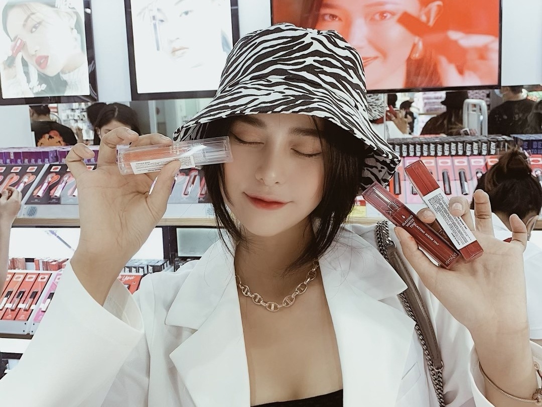 Hang tram ban tre du khai truong The Gioi Skinfood hinh anh