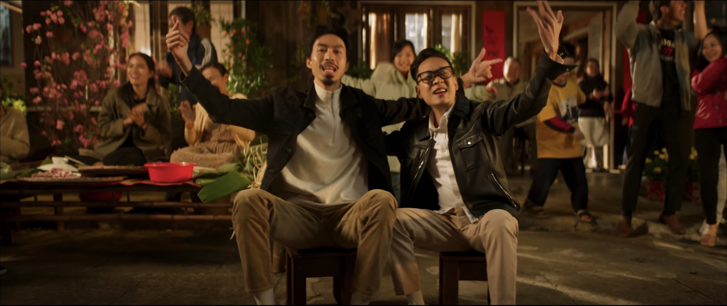 Den Vau cho JustaTee tren Winner X trong MV 'Di ve nha' hinh anh