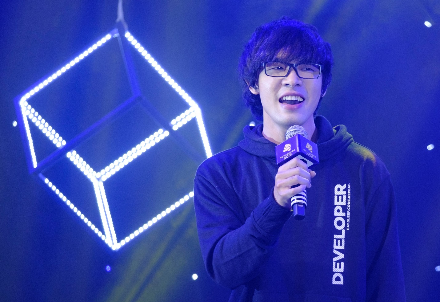 Giang vien tre huan luyen AI viet 10 ban nhac trong mot giay hinh anh