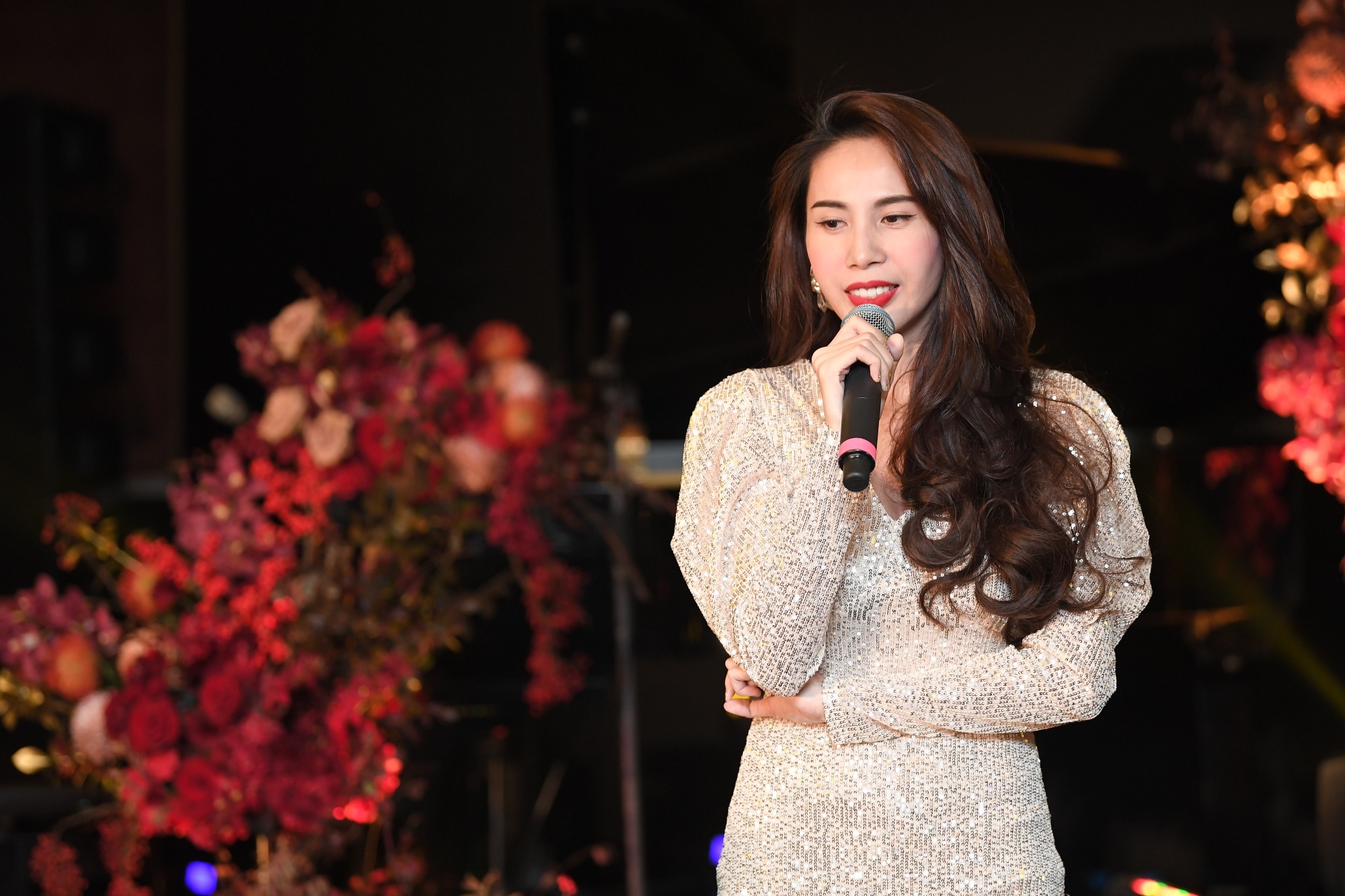 Thuy Tien khoe dang goi cam tai da tiec cua Lavender By Chang hinh anh