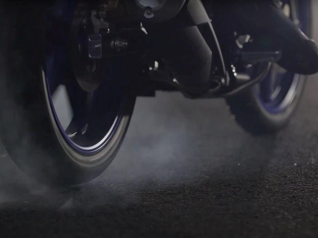 Yamaha sap ra mat xe the thao 'Tieu YZF - R1' hinh anh