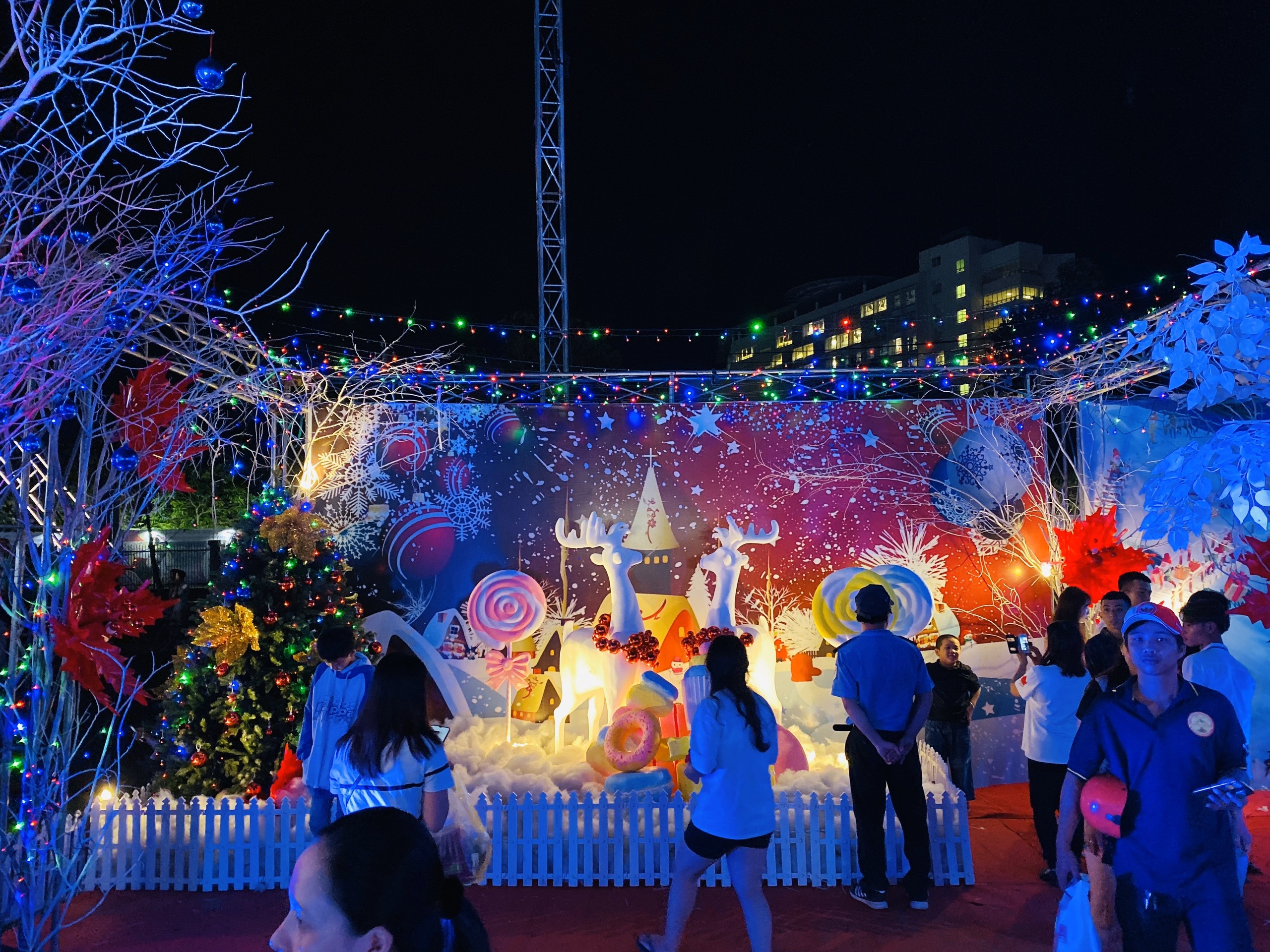 Hoi cho Xuc tien tieu dung nam 2020 anh 1