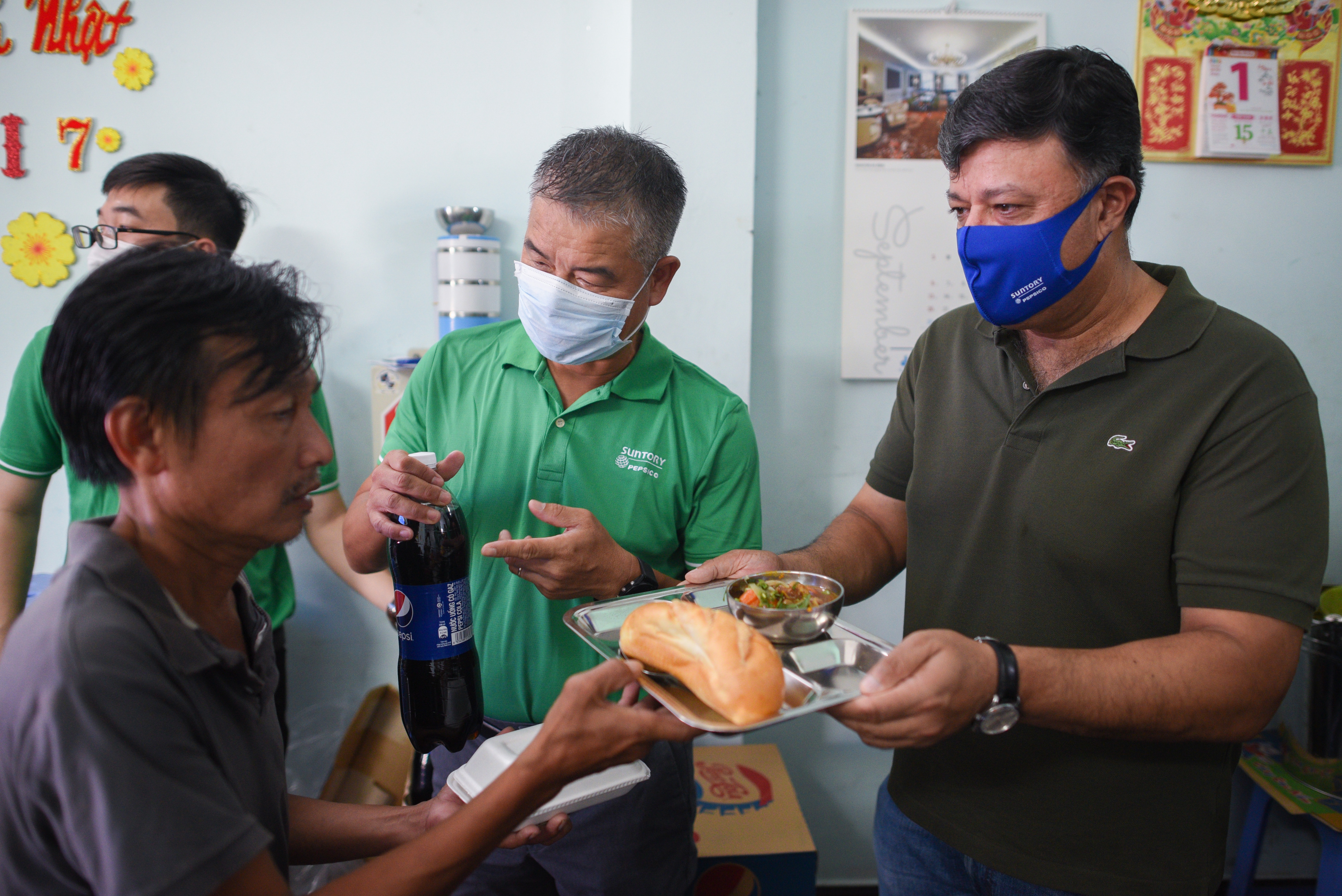 Nhin lai mot nam 'khong de ai bi bo lai phia sau' cua Suntory PepsiCo hinh anh