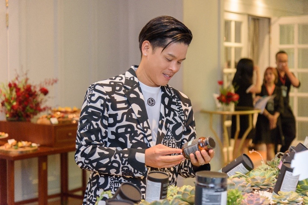 Bien dao John Huy Tran chia se quyet dinh bat tay kinh doanh hinh anh