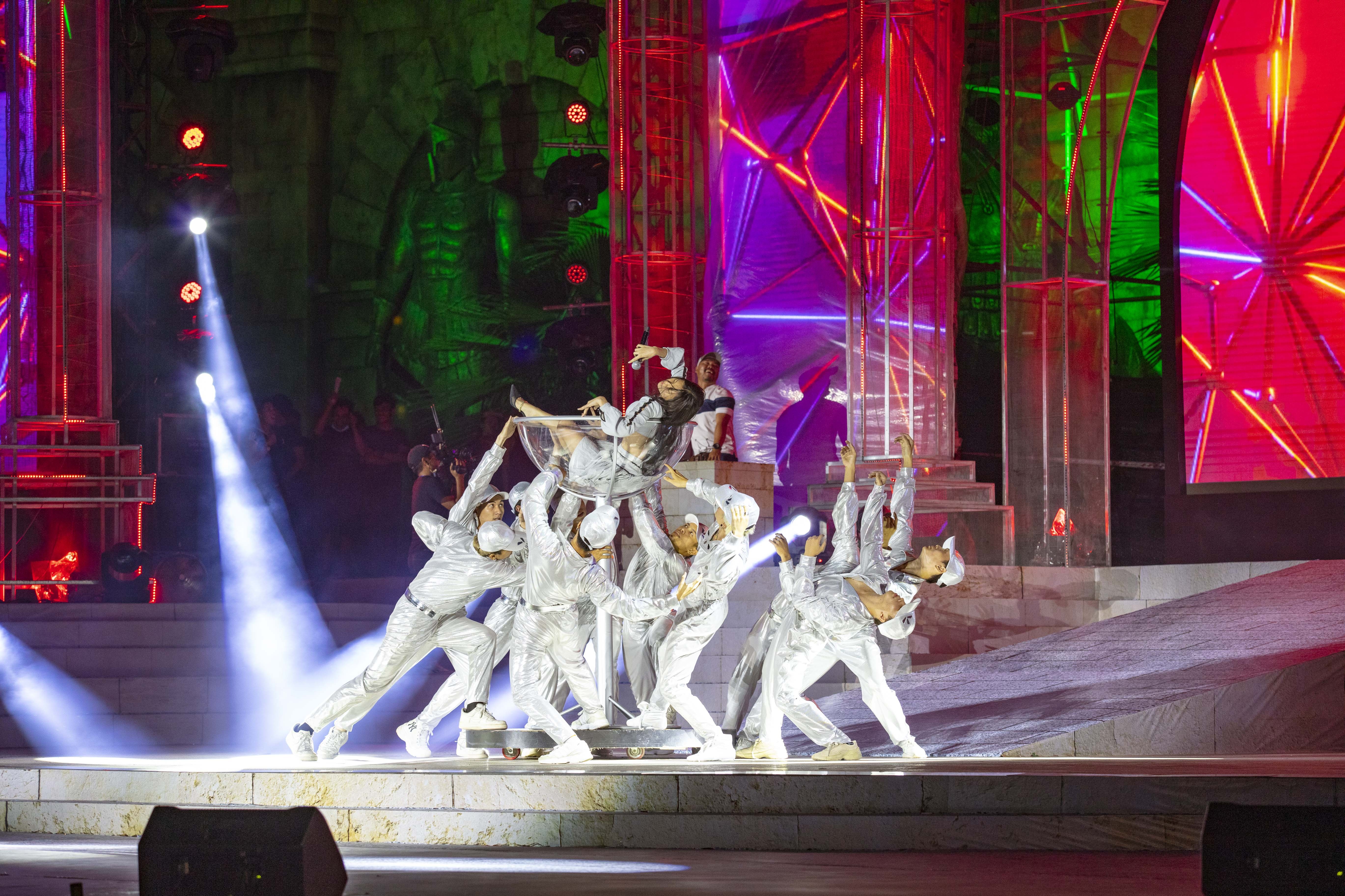 Dai tiec cua than Anh sang anh 11