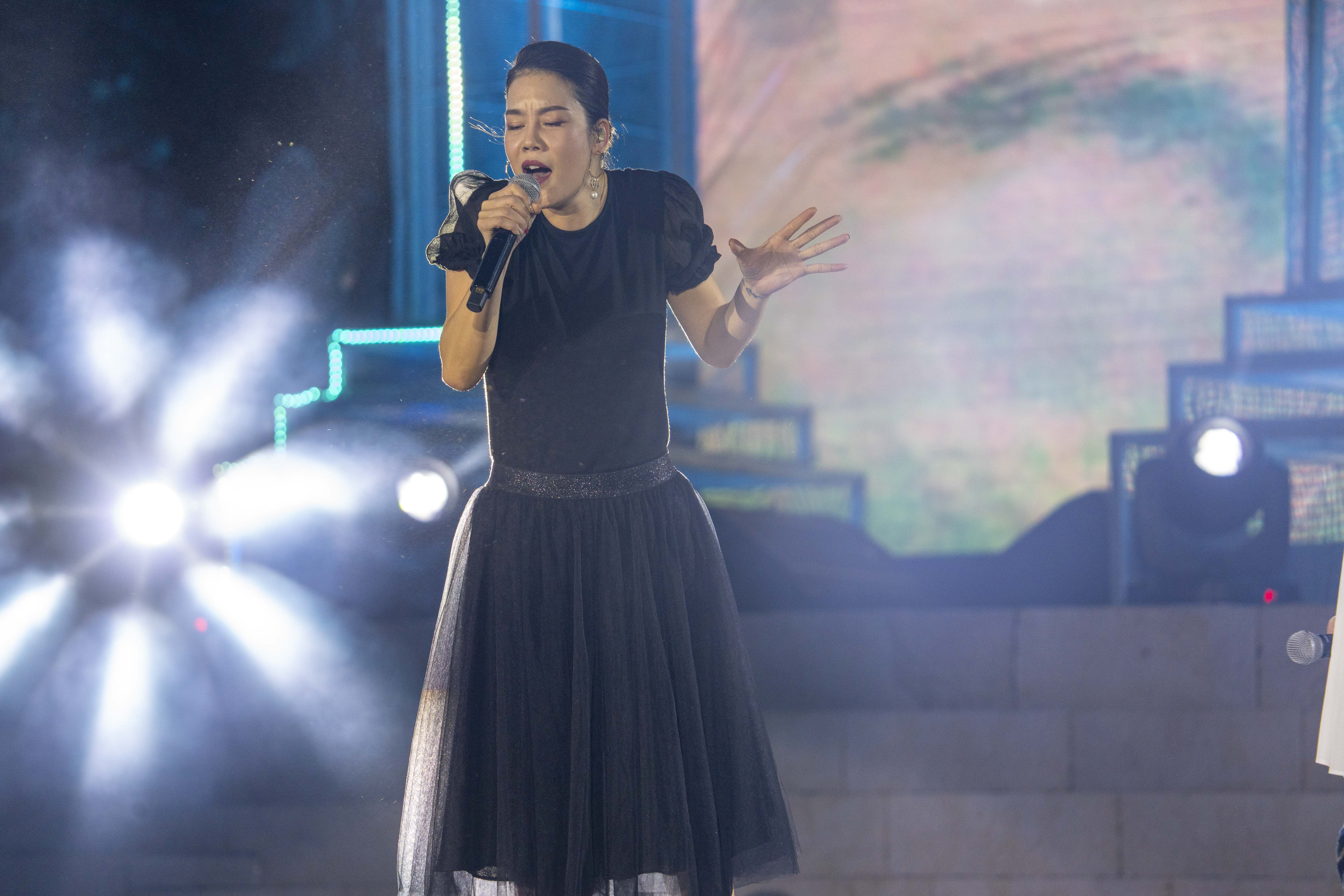 Dai tiec cua than Anh sang anh 10