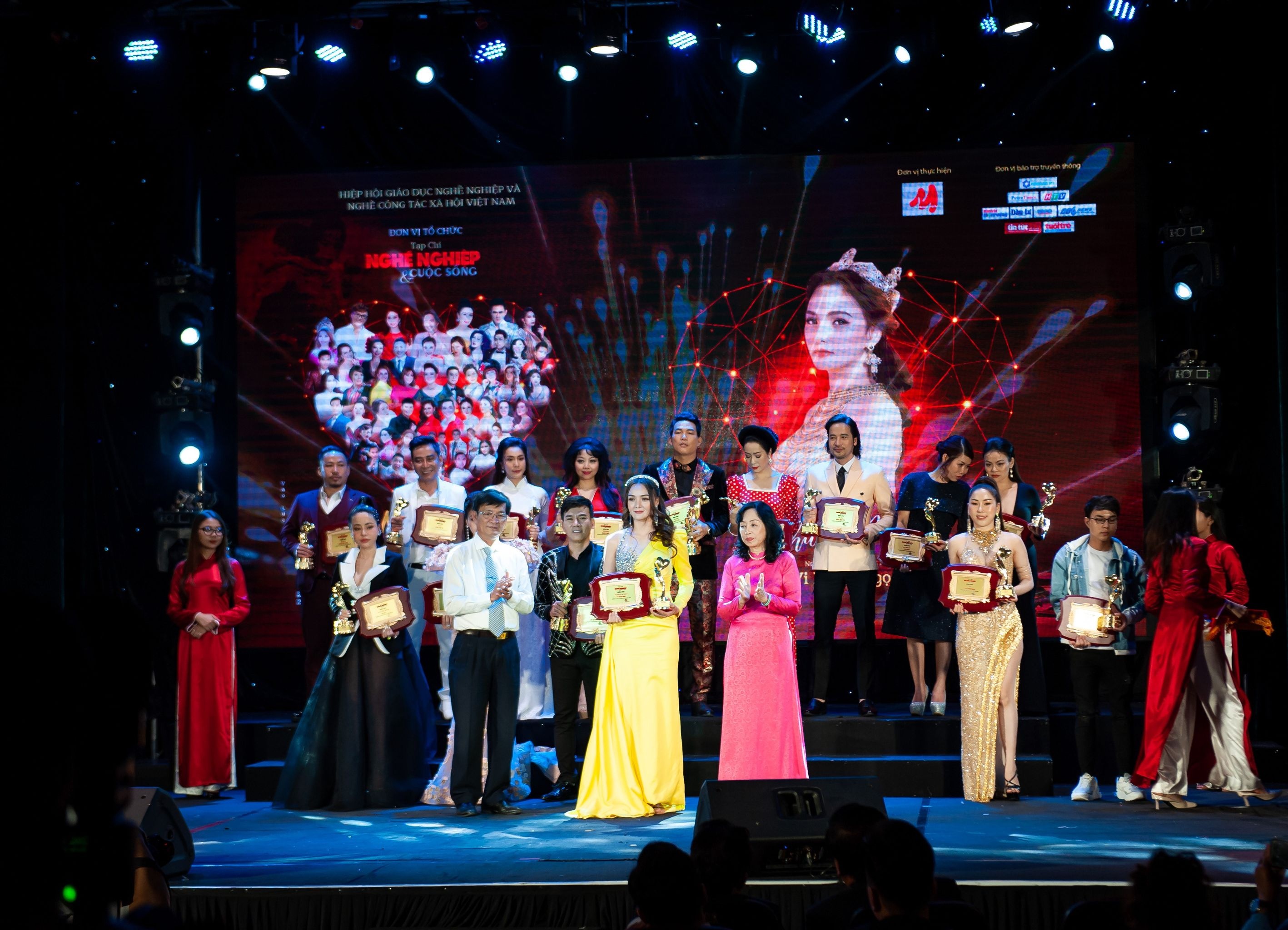 Nghệ sĩ có trái tim nhân ái Vì cộng đồng năm 2020 ảnh 1 Nghe si co trai tim nhan ai Vi cong dong nam 2020 anh 1