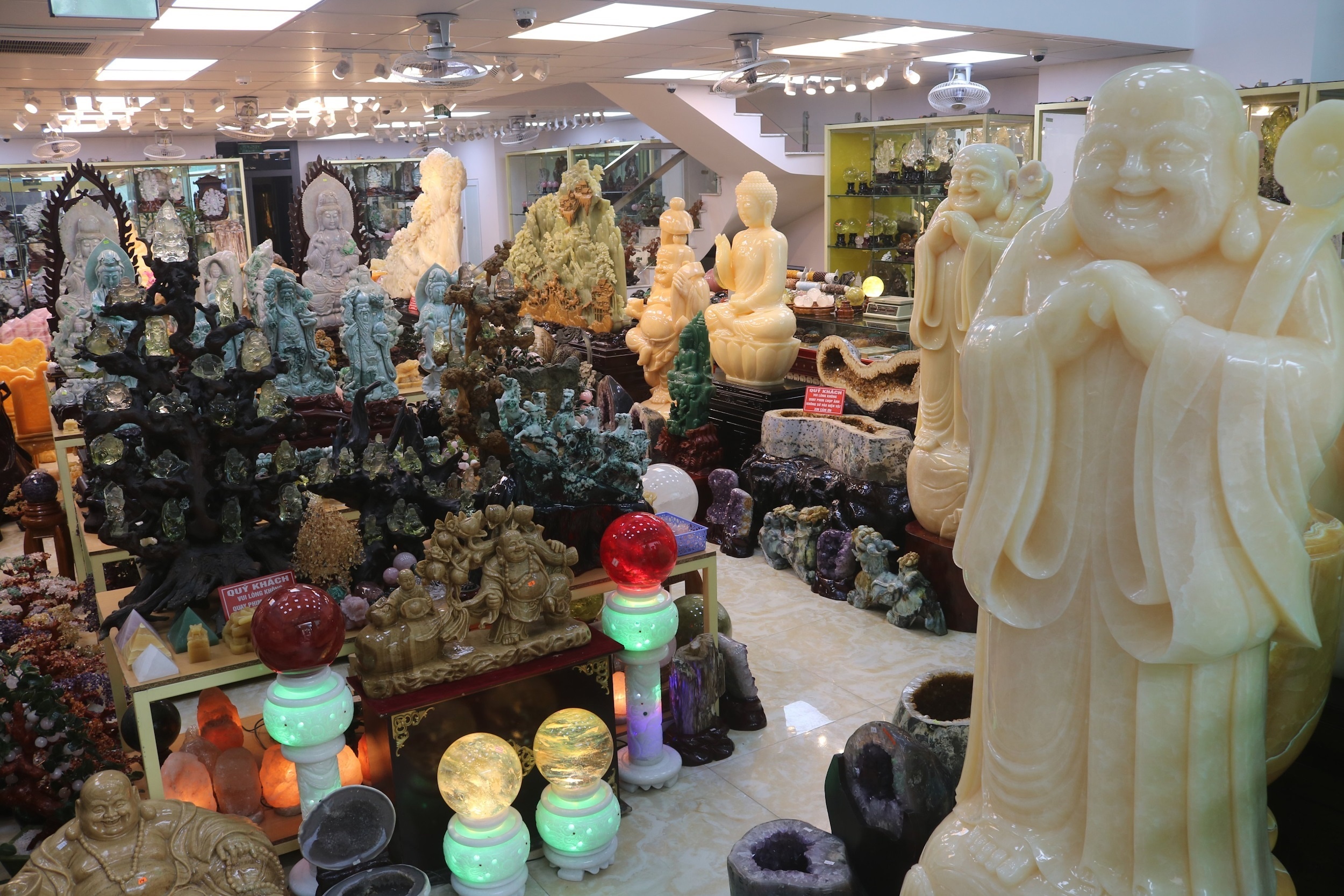 Sam do phong thuy tai cua hang da quy Mung Cham hinh anh