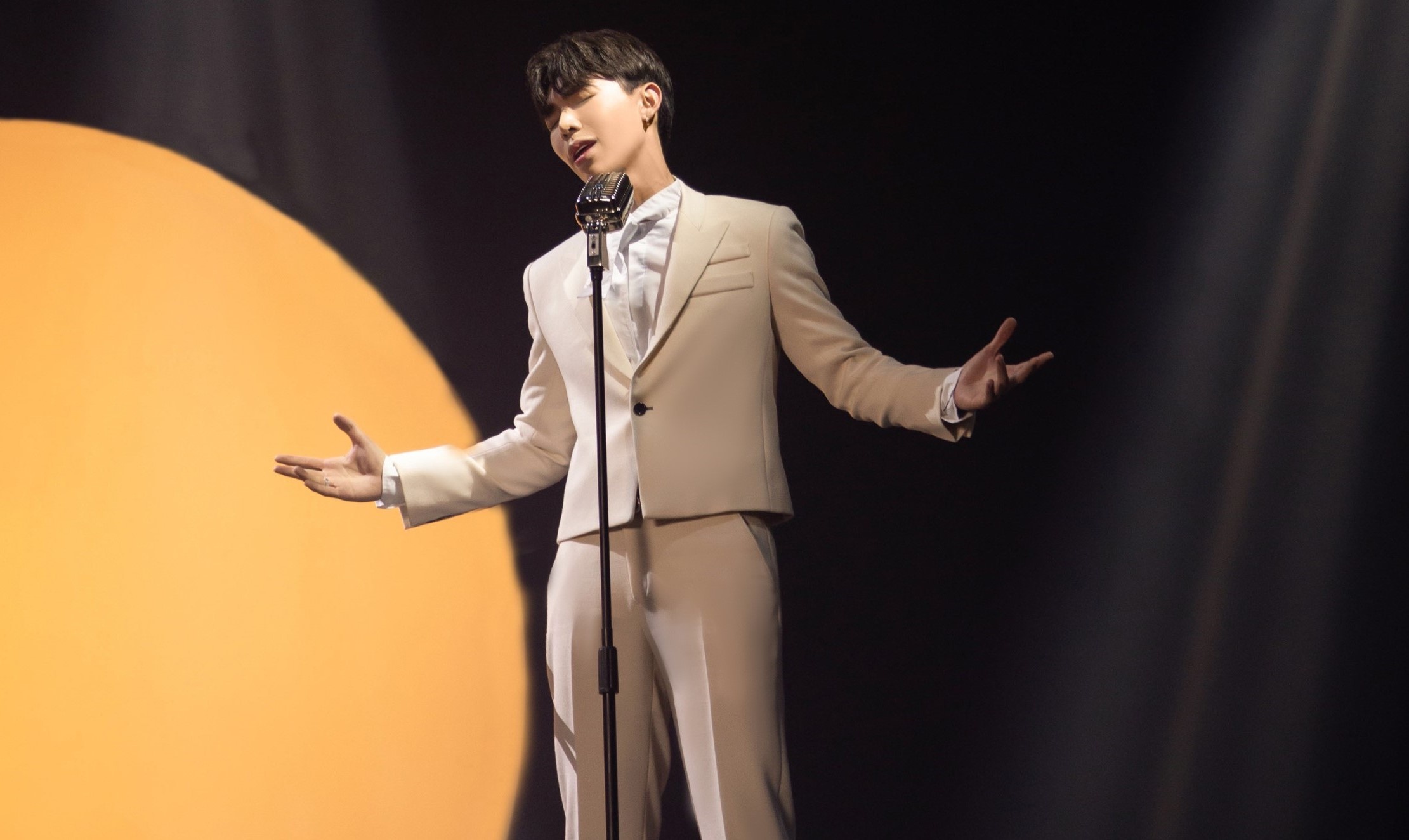 Erik hat ben anh trang trong man trinh dien ZMA 2020 hinh anh