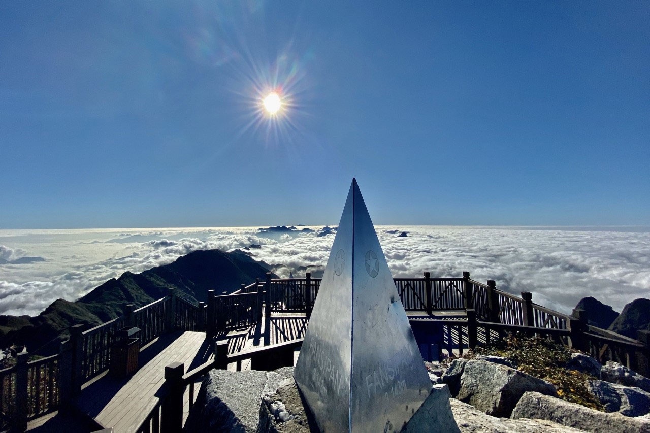 Hoang hon cuoi cung nam 2020 va binh minh dau tien nam 2021 tai 3 mien hinh anh