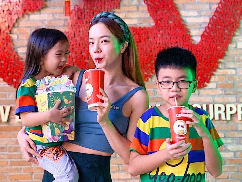 Gia dinh Emmi Hoang phat hien dieu thu vi khi di xem phim hinh anh