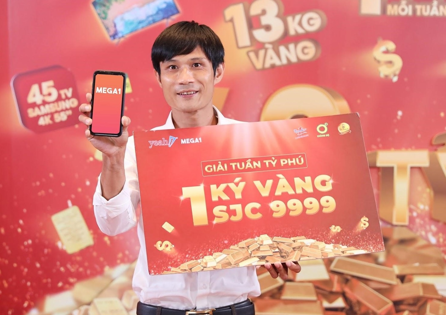 Hai chu tiem tap hoa trung 1 kg vang nho nhap nuoc giai khat hinh anh