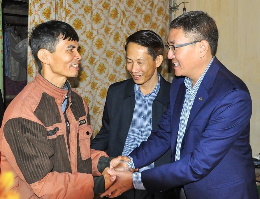 Ton Zacs hien thuc hoa giac mo doi doi cho nguoi ngheo hinh anh