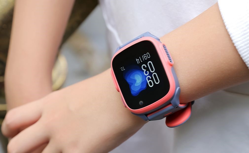 Uu diem cua dong ho dinh vi 4G, tich hop video call cho tre hinh anh