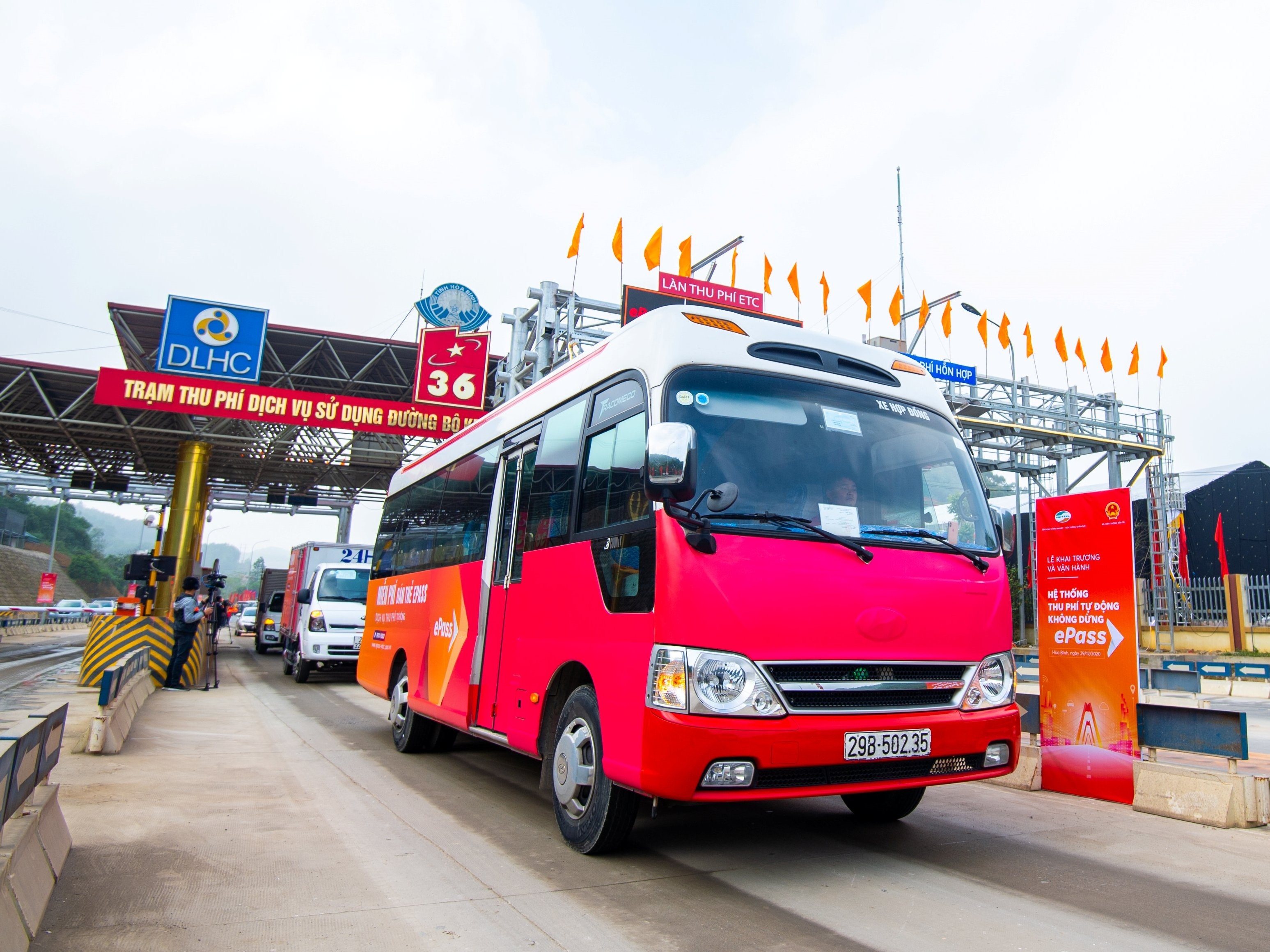 Xe dan the ePass da lien thong duoc qua moi tram thu phi khong dung hinh anh