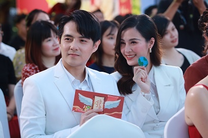 Sao Viet ru nhau ‘cat canh loi chuc’ cho nam moi them y nghia hinh anh