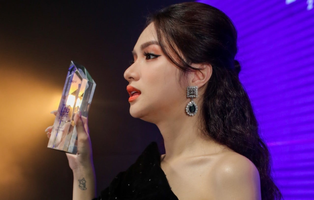 Nhan sac cua Huong Giang tai le trao giai ZMA 2020 hinh anh