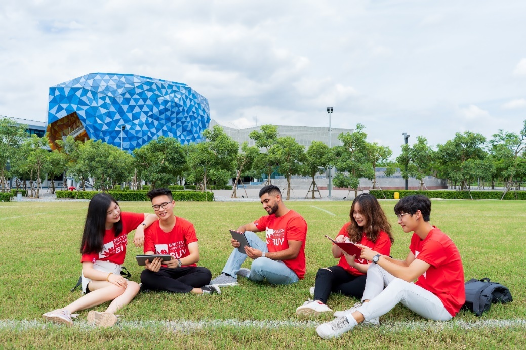BUV nhan ho so dang ky hoc bong Dai su Vuong quoc Anh nam 2021 hinh anh