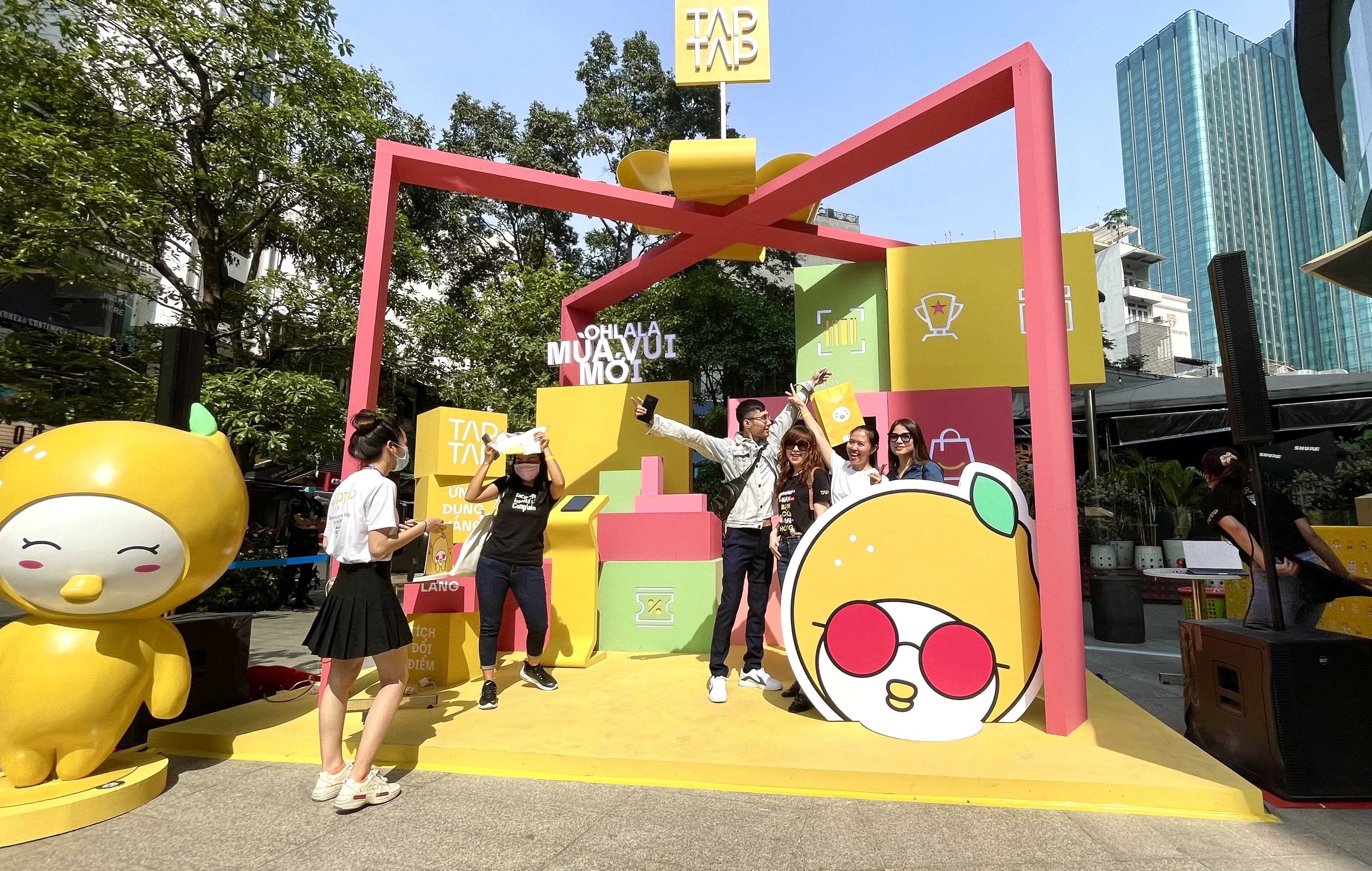 Check-in khong gian ngap sac vang tai su kien cua TapTap hinh anh