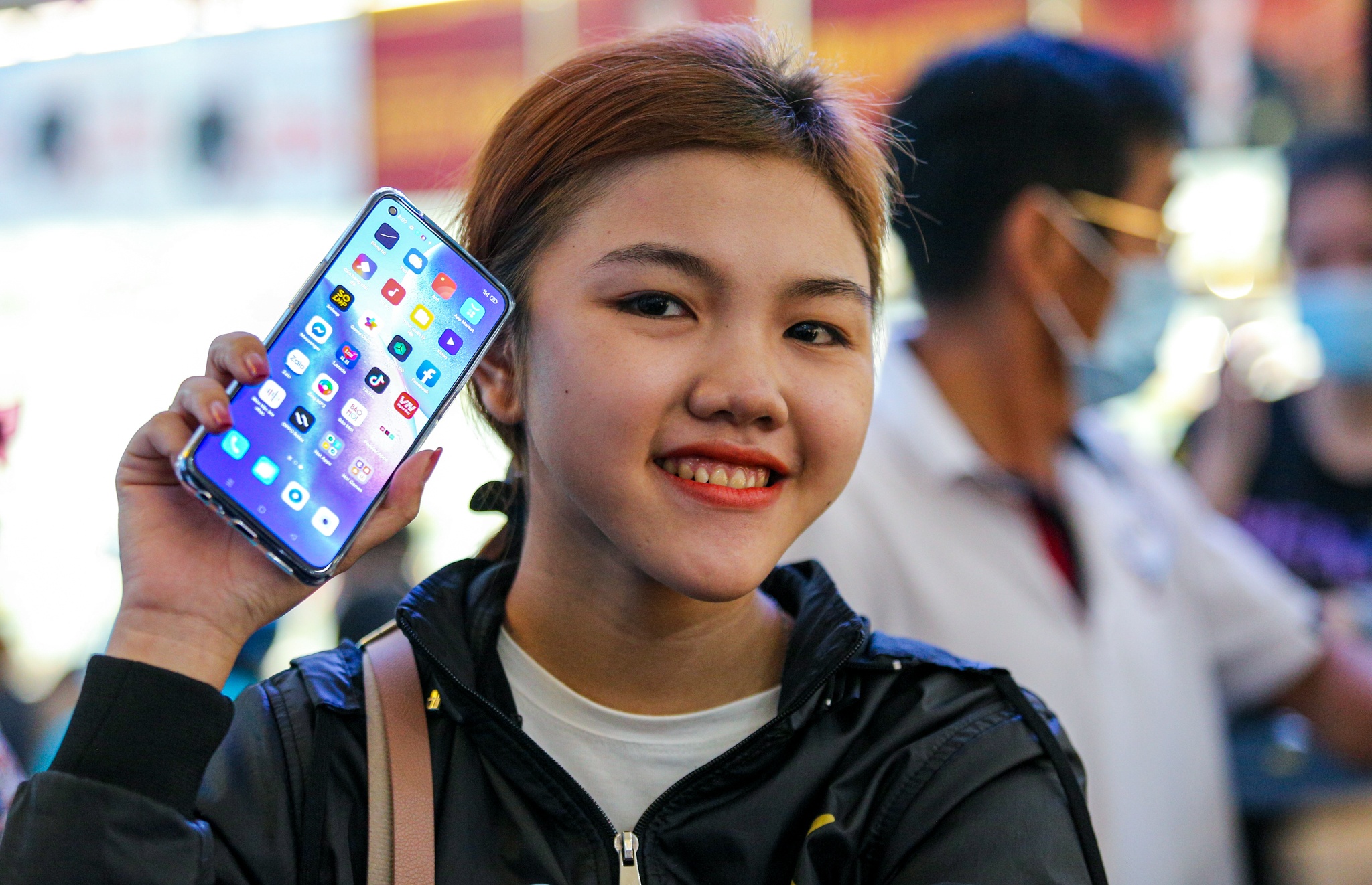 Oppo Reno5 cham moc 42.000 don dat coc trong 10 ngay hinh anh