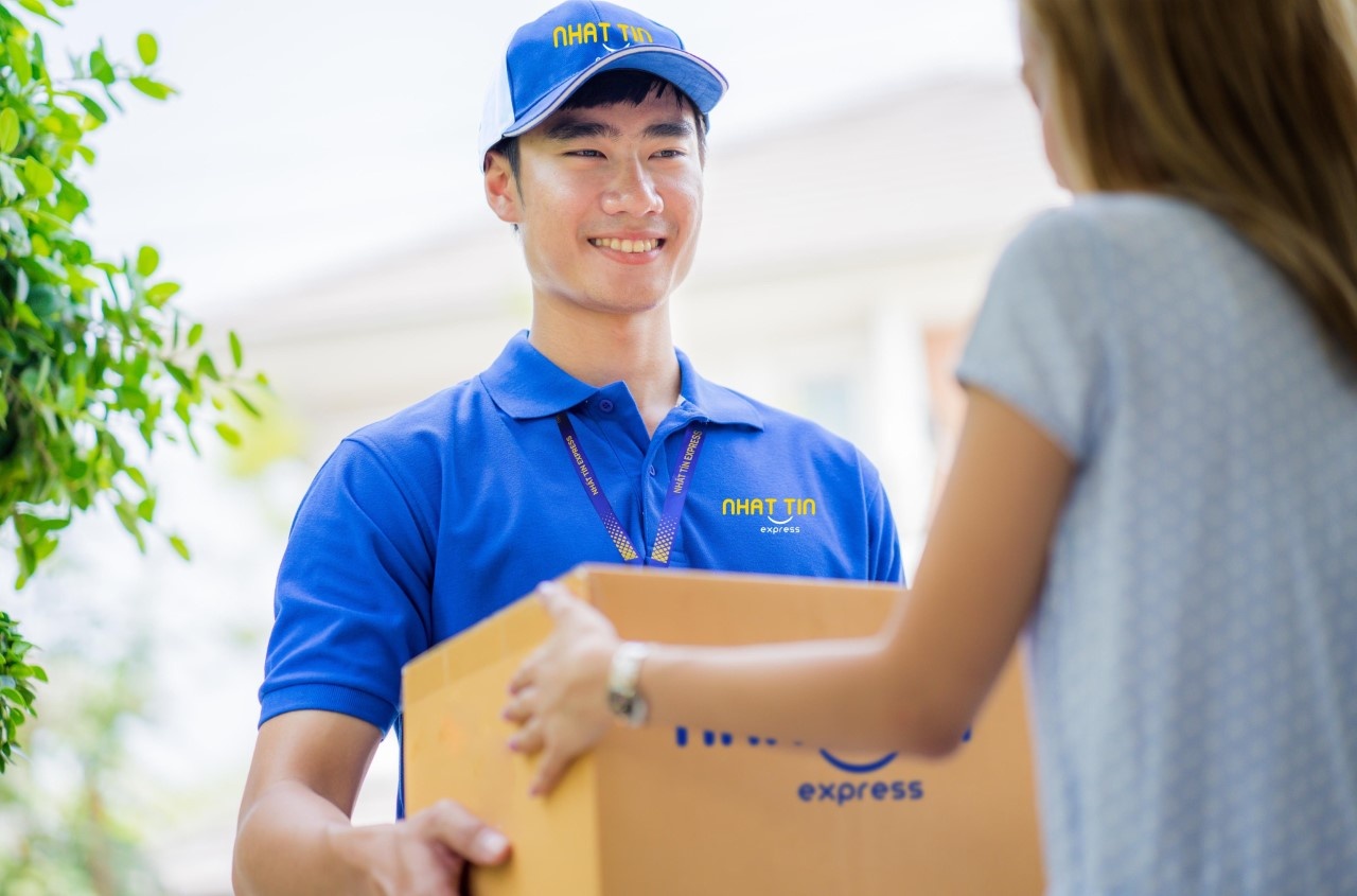 Don vi chuyen phat nhanh hoan tien COD trong 24 gio hinh anh