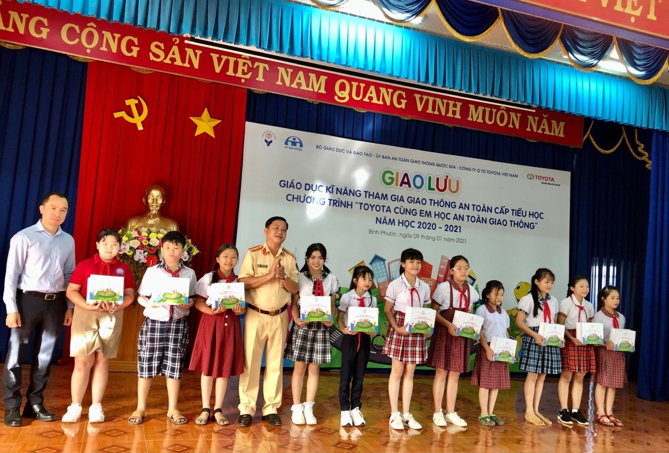 Toyota cùng em học an toàn giao thông ảnh 1 Toyota cung em hoc an toan giao thong anh 1