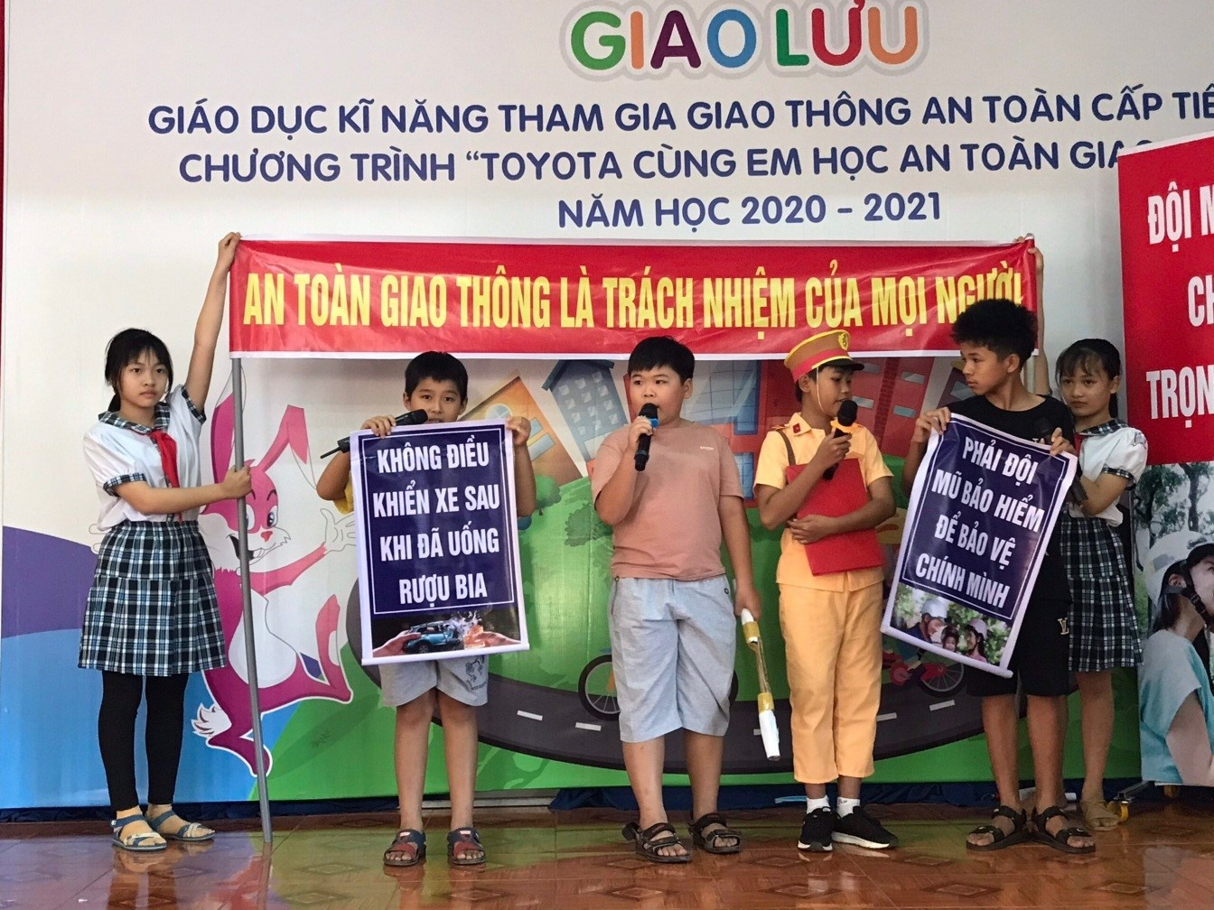 Toyota cùng em học an toàn giao thông ảnh 2 Toyota cung em hoc an toan giao thong anh 2