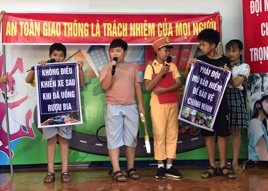Toyota phat dong chuong trinh giao duc ATGT cho tre em hinh anh