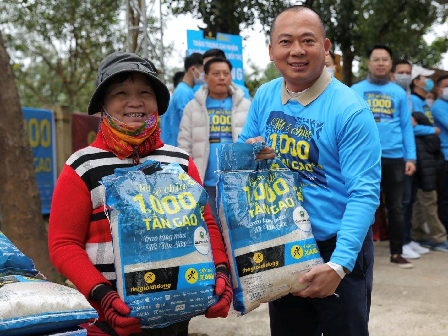 The Gioi Di Dong khoi dong 'Tet se chia', trao tang 1.000 tan gao hinh anh